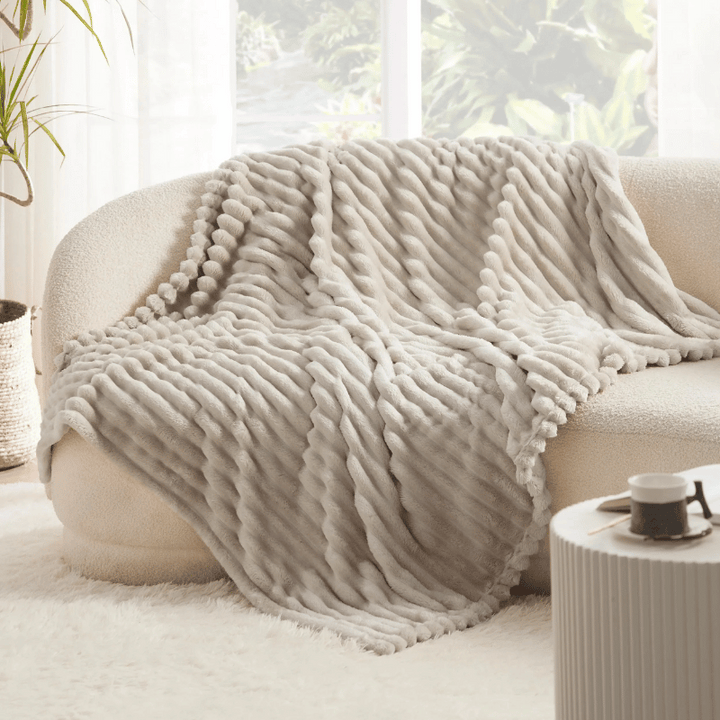 Flauschige Kuscheldecke für kalte Tage, ideal für Wohn- und Schlafzimmer.