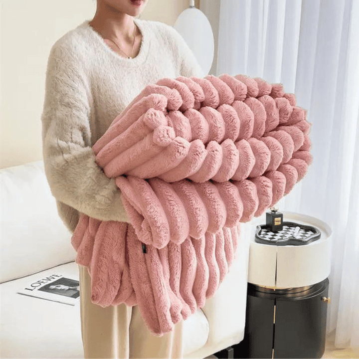 Super flauschige Decke für Sofa und Bett, bringt Wärme und Gemütlichkeit.