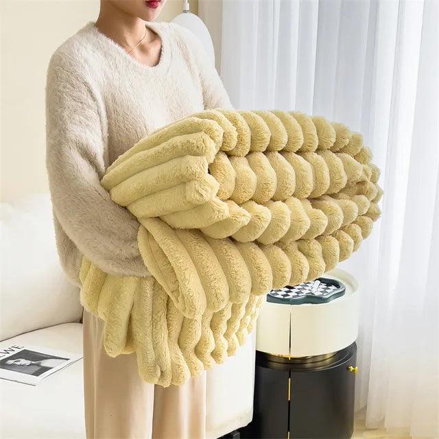 Flauschige Sofadecke, perfekt für Entspannung und Wärme im Wohnzimmer.