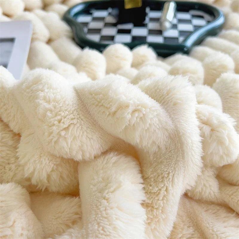 Hochwertige Kuscheldecke, flauschig und warm, für entspannte Stunden auf dem Sofa.