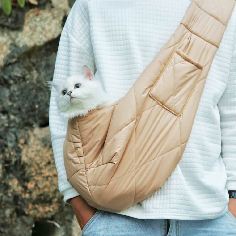 Bequeme Plüschtasche für Katzen und kleine Hunde. Warme, weiche Haustiertasche für sichere Outdoor-Ausflüge und Reisen.