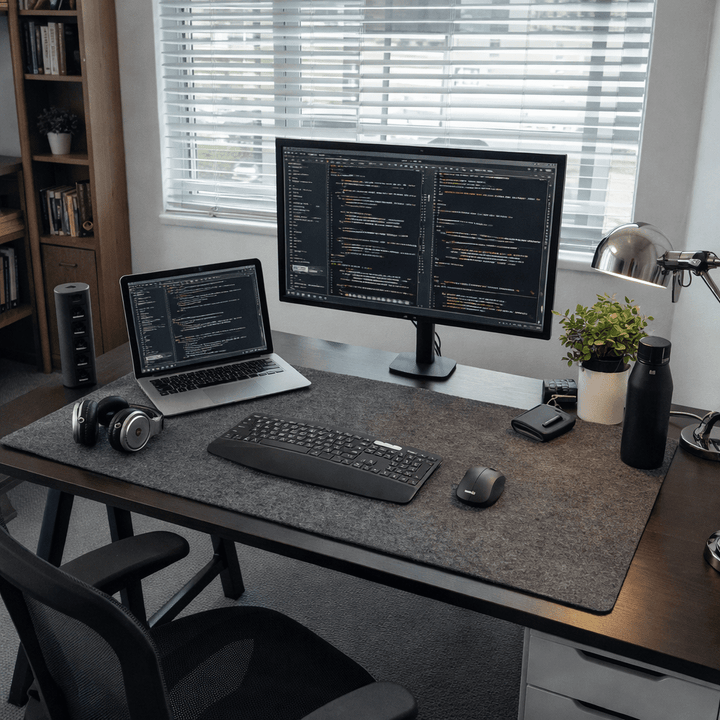 Weiche Wollfilz-Schreibtischunterlage in Grau für Komfort und Schutz im Büro oder Homeoffice, auch als Mauspad.