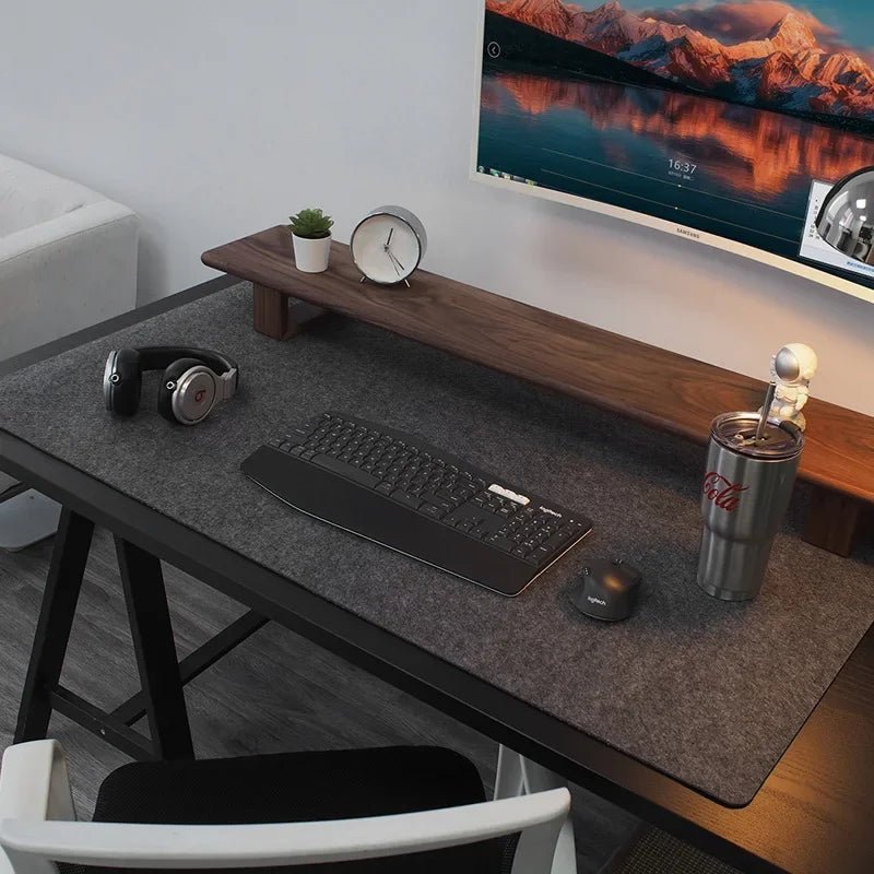 Hochwertige Wollfilz-Schreibtischunterlage als großes Mauspad für Gaming und produktives Arbeiten am Arbeitsplatz.