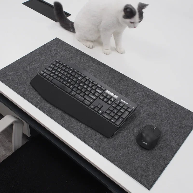 Elegante Wollfilz-Schreibtischunterlage für das Homeoffice; weich, schützend und ideal für Tastatur und Maus.