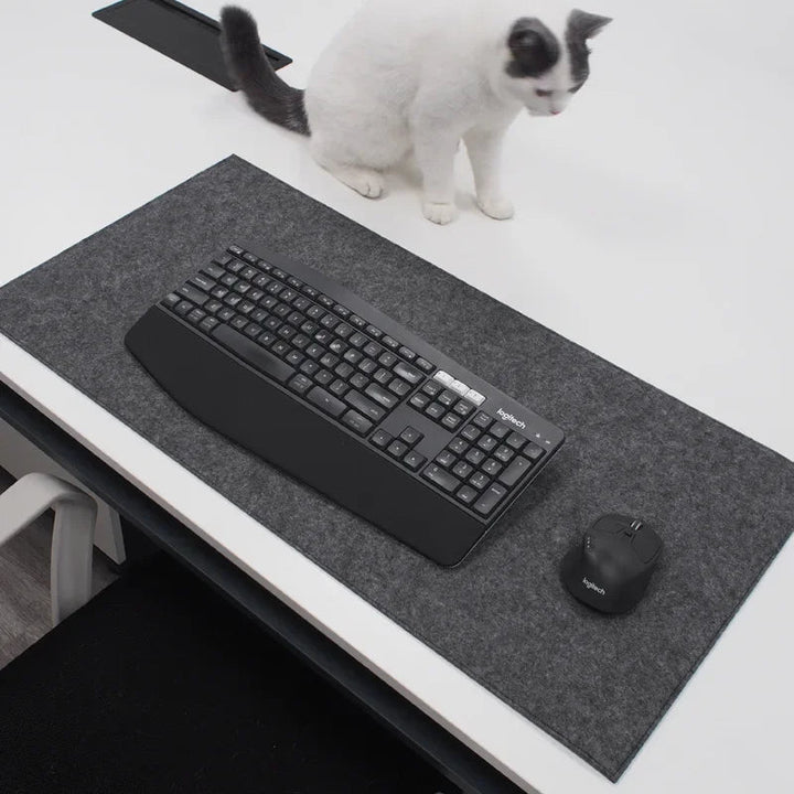Elegante Wollfilz-Schreibtischunterlage für das Homeoffice; weich, schützend und ideal für Tastatur und Maus.