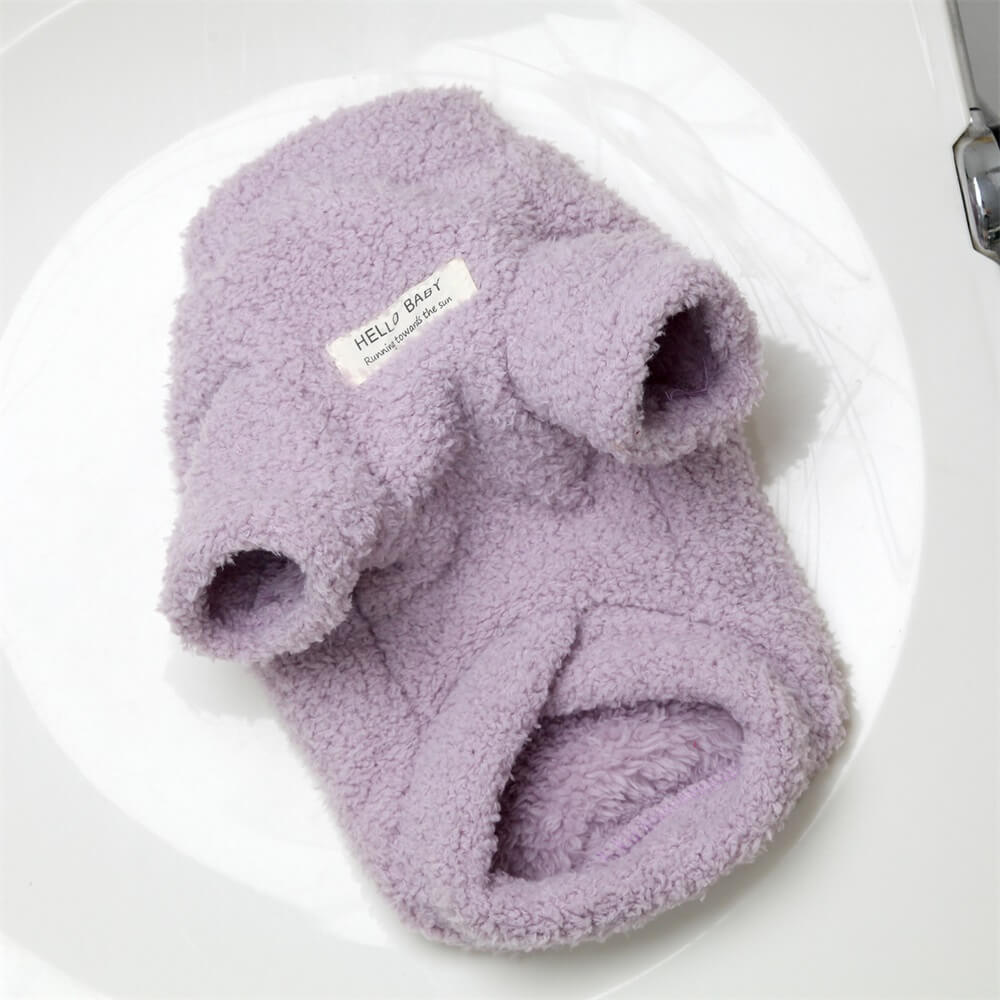 Nahaufnahme des weichen Materials vom Hundepullover. Kuschelige Qualität für extra Wärme und Bequemlichkeit im Winter.
