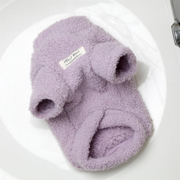 Nahaufnahme des weichen Materials vom Hundepullover. Kuschelige Qualität für extra Wärme und Bequemlichkeit im Winter.