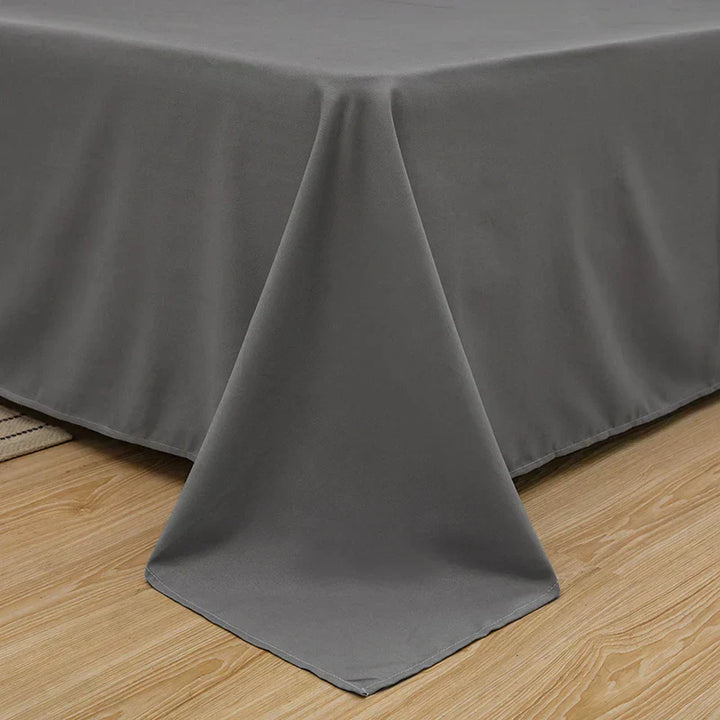 Der SoftLuxe Leinen-Bettbezug auf einem Bett, schafft einladende Bettwäsche. Weich, atmungsaktiv und elegant.