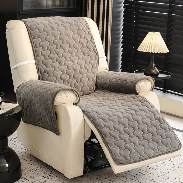 Eleganter, weicher Plüsch-Sofabezug in Grau für stilvollen Möbelschutz im modernen Wohnzimmer.