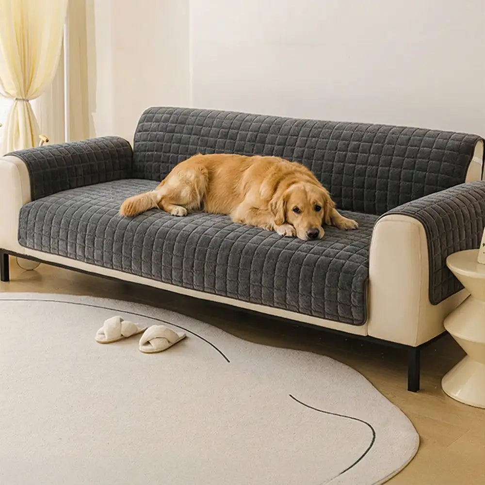 Seitenansicht des weichen, rutschfesten Sofaschonbezugs; haustierfreundlicher Schutz für jedes Wohnzimmer.