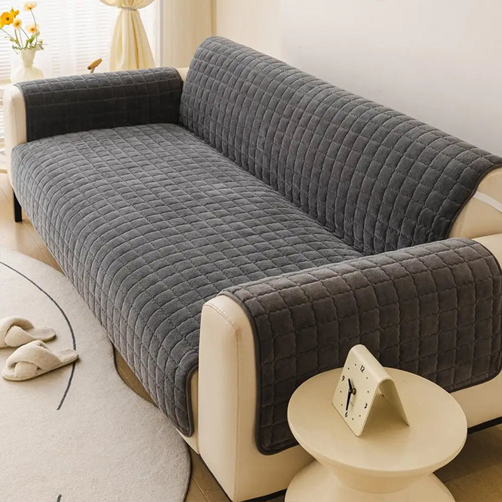 Plüschiger, weicher Sofabezug aus Polyester, idealer Schutz vor Haustieren im Wohnzimmer.