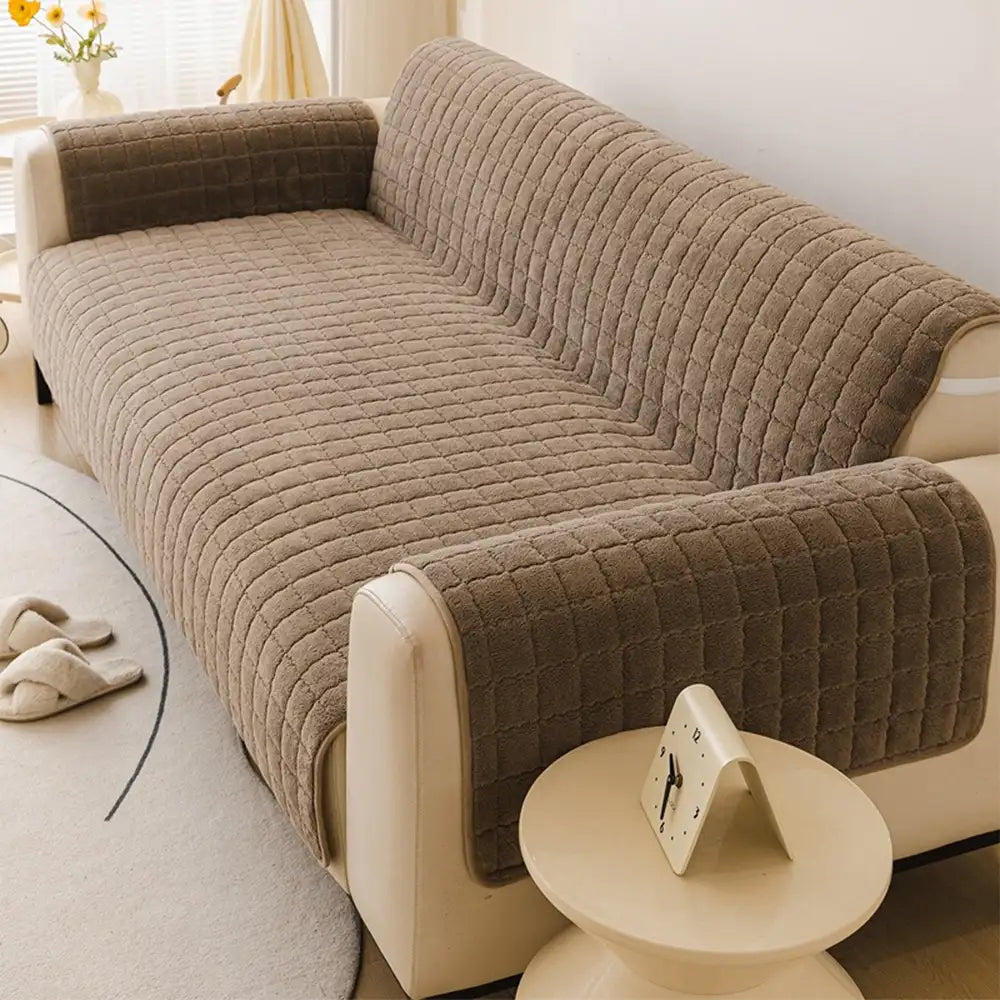 Rutschfester Sofabezug, weich & plüschig, für sicheren Halt im Wohnzimmer, ideal bei Haustieren.