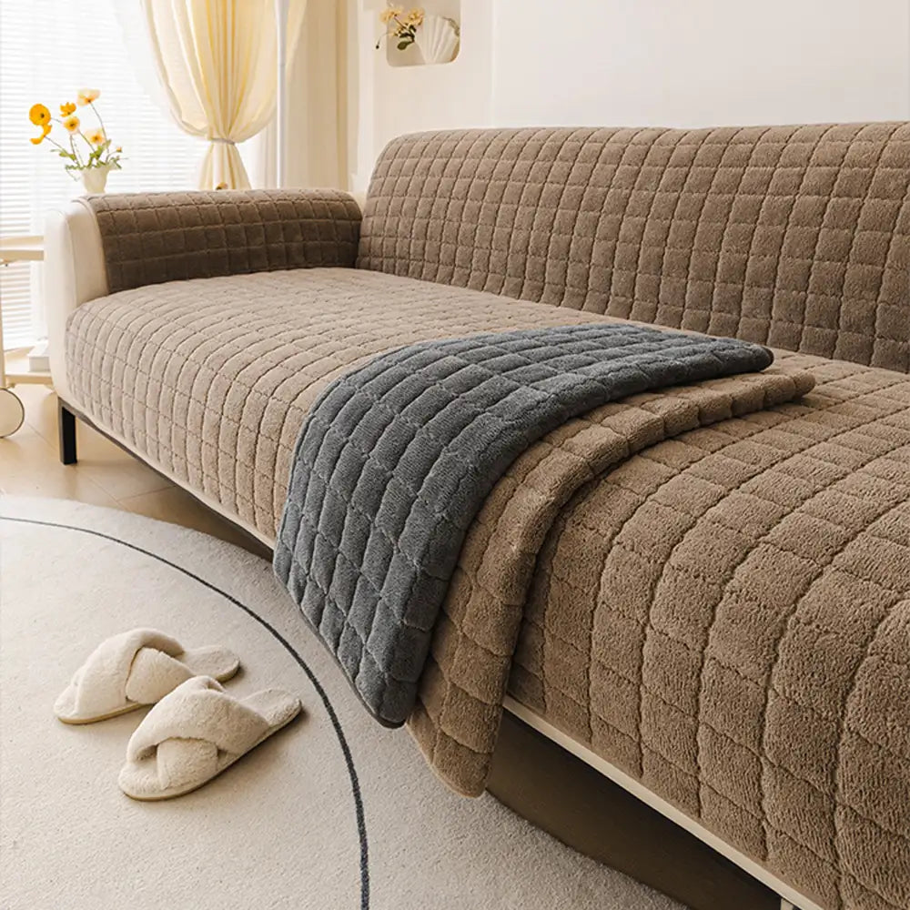 Eleganter, moderner Sofabezug, weich & rutschfest, schützt Polstermöbel vor Haustieren im Wohnzimmer.
