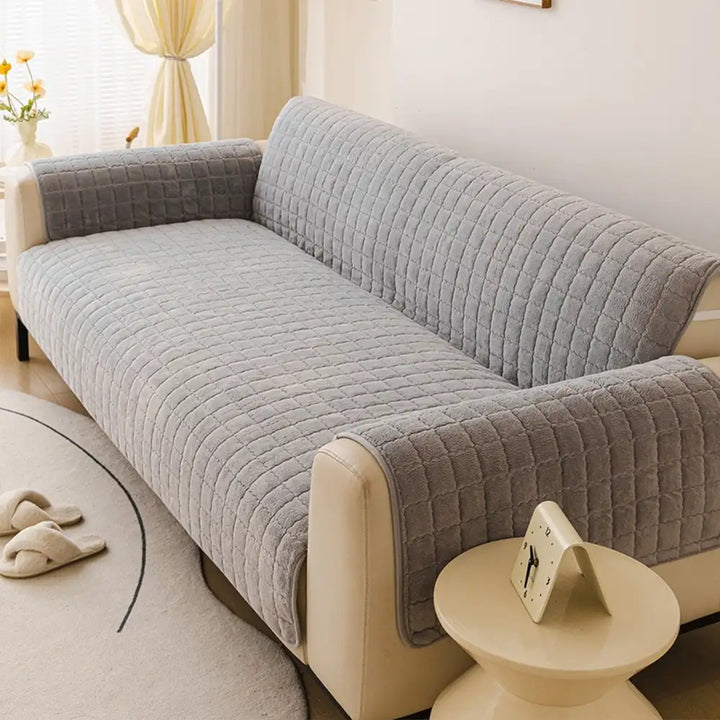 Wohnzimmer mit modernem, weichem Sofabezug; rutschfest, haustierfreundlich, schützt Möbel effektiv.