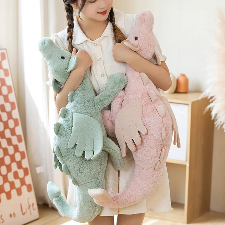 Detailreiches Drachen-Plüschtier, weich und sicher, ein fantastisches Spielzeug für kleine Abenteurer.