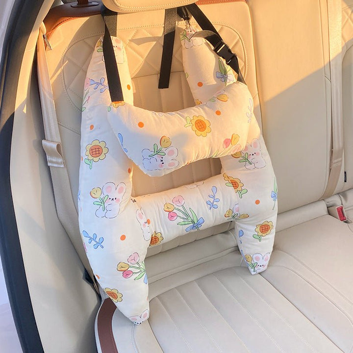 Komfortables Kinder Nackenkissen als Autozubehör, weich, ergonomisch und perfekt für entspannte Kinderreisen.