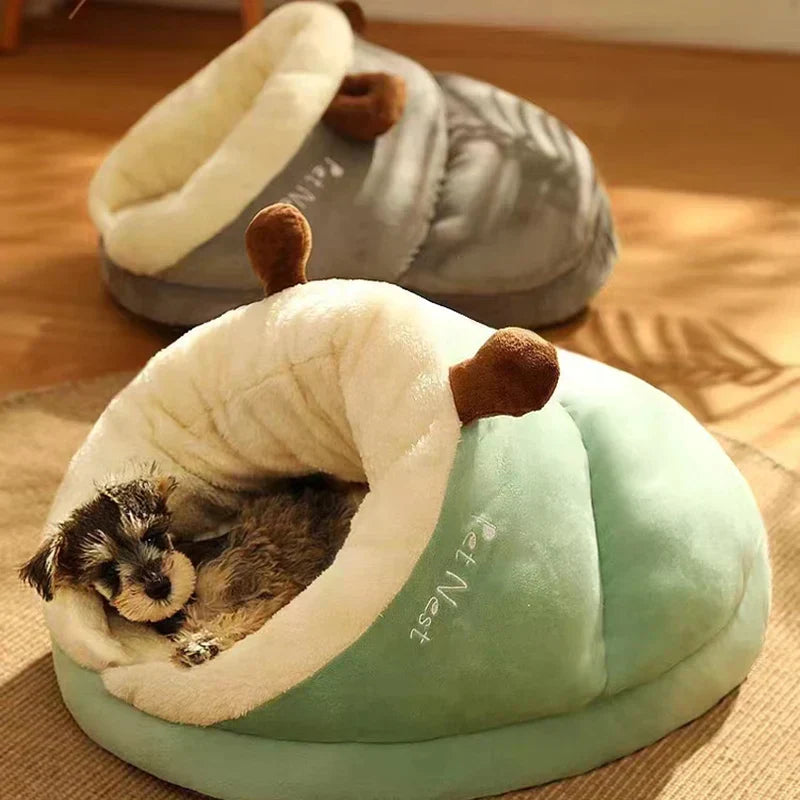 Plüschiges Kuschelbett für Haustiere mit extra weichem Material für maximalen Komfort von Hund und Katze.