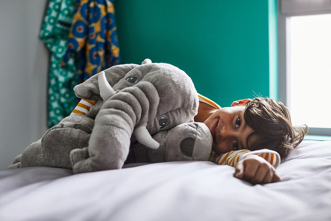 Freundliches Elefanten Tierkuscheltier, weiches Plüschtier für Kinder, süße Elefantenpuppe als Spielzeug.