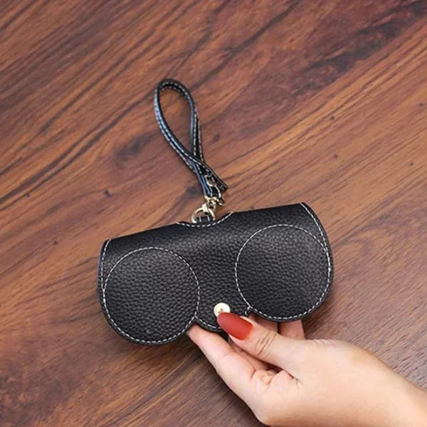 Praktisches Reiseetui aus weichem PU-Leder für Sonnenbrillen, unisex und handlich für unterwegs.