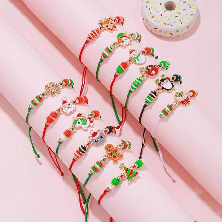 Weihnachtsarmband-Set mit 12 festlichen Unisex-Designs. Bunte Charms und verstellbare Armbänder für Feiertage.