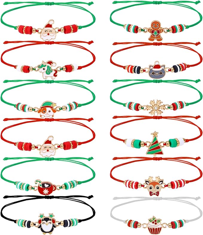 Festliches Weihnachts-Armband mit charmantem Motiv auf einem Handgelenk. Verstellbarer, unisex Armschmuck, ideales Geschenk.