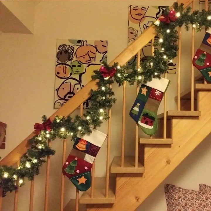 Weihnachtsgirlande 2,7m mit warmweißen LEDs, realistischen Tannenzweigen. Ideal für Kamin oder Treppengeländer.