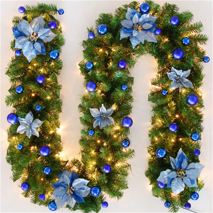 Hochwertige 2,7m lange LED-Weihnachtsgirlande mit naturgetreuen Tannenzweigen. Ideal für festliche Dekoration.