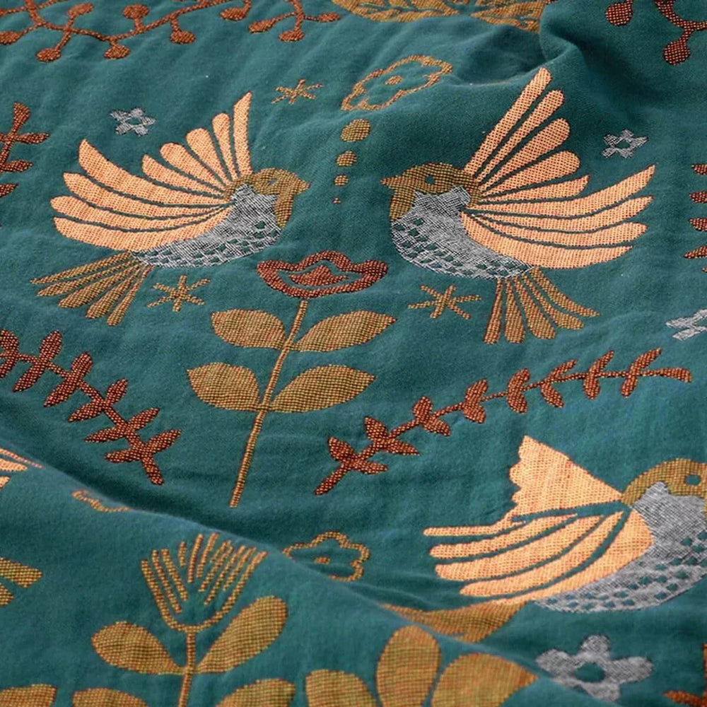 Skandinavische Wendedecke mit Vogelmotiv, eine Seite hell, die andere dunkel, für vielseitige Dekoration.