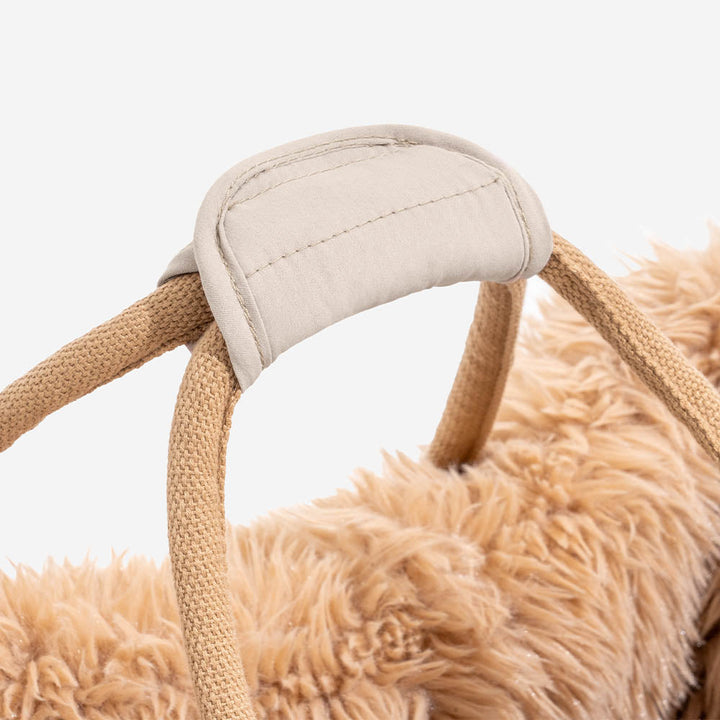 Dieser wendbare Haustierträger im Boho-Look dient als warmes Hundebett und sichere Reisetrage.