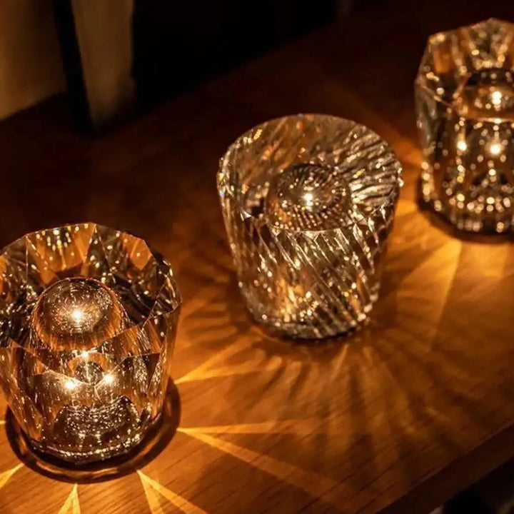 Wiederaufladbare Diamant-Kristall-Tischlampe für stilvolles Ambiente; kabellose LED-Beleuchtung.