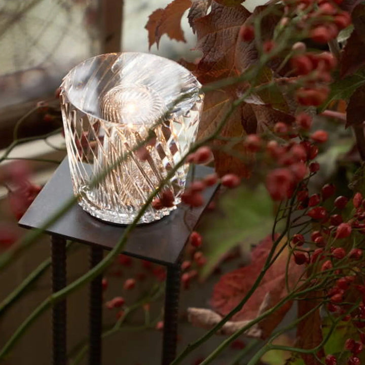 Diamant-Kristall-Tischlampe mit warmweißer LED-Beleuchtung, wiederaufladbar für entspanntes Ambiente.