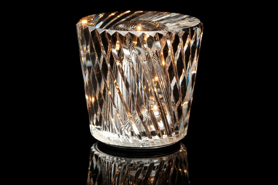 Von oben betrachtete LED-Tischlampe mit Diamant-Kristall-Effekt, wiederaufladbar & kabellos.