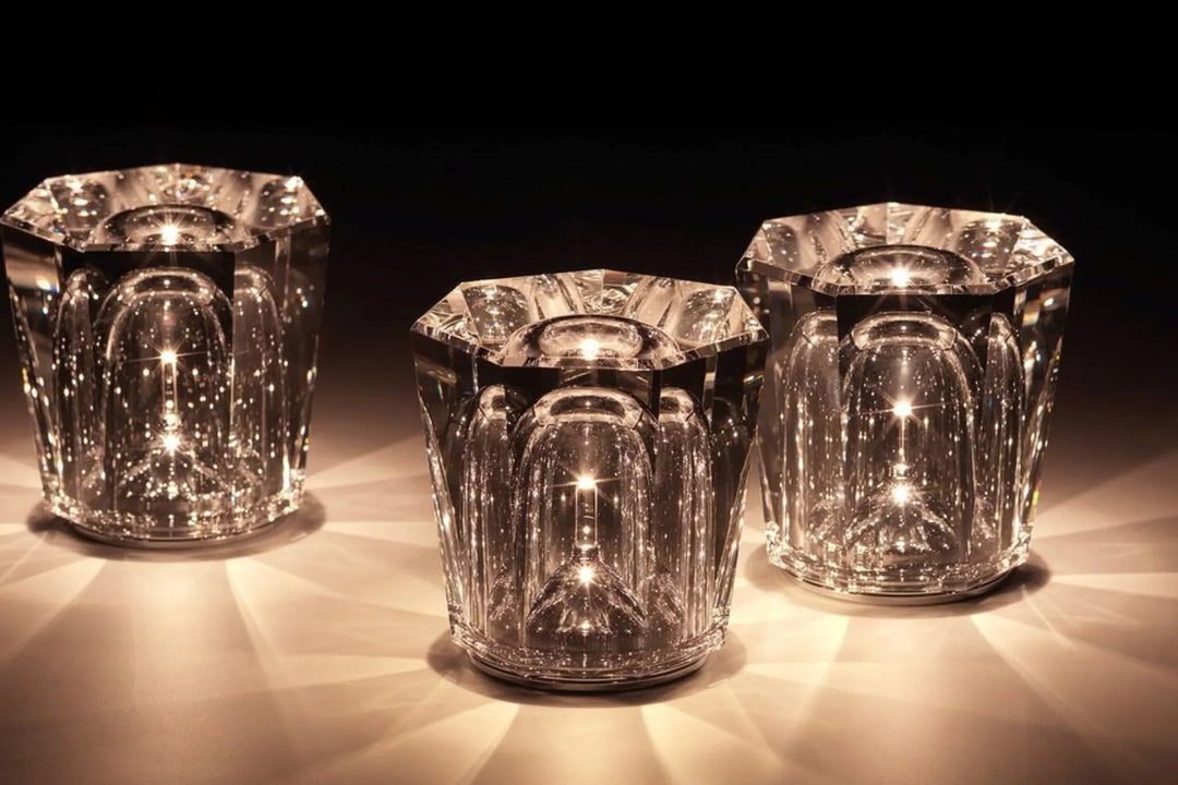 Wiederaufladbare Diamant-Tischlampe leuchtet dunklen Raum mit warmem LED-Kristall-Licht aus.