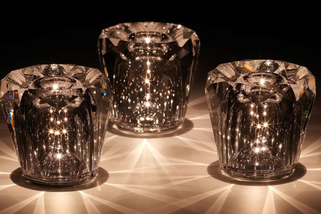 Detail der transparenten Diamant-Optik und robusten Basis der wiederaufladbaren LED-Tischlampe.