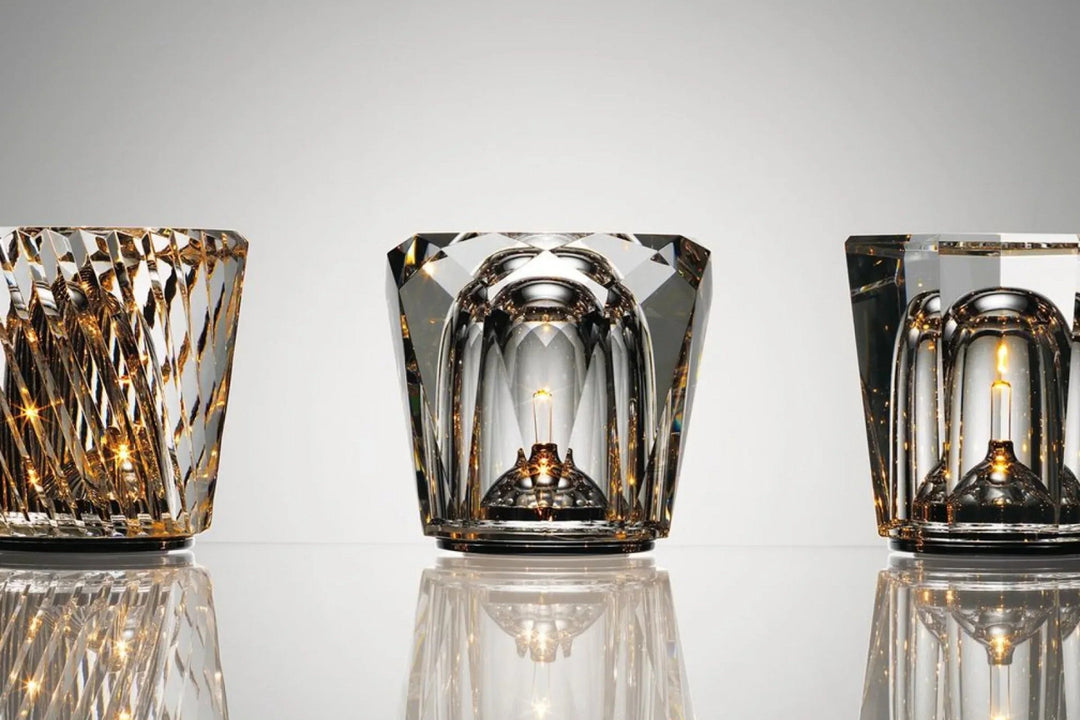 Nahaufnahme der funkelnden Diamant-Kristall-Tischlampe, wiederaufladbar für magisches LED-Licht.