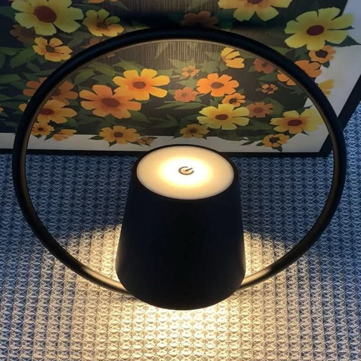 Vielseitige LED-Hängeleuchte, akkubetrieben, dimmbar, für stimmungsvolle Beleuchtung im Innen- und Außenbereich.