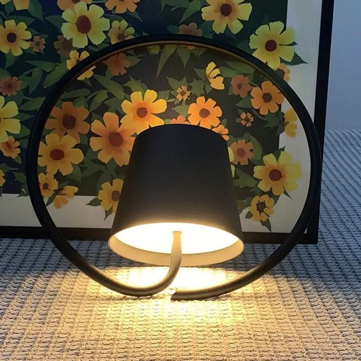 Elegante, wiederaufladbare LED-Pendelleuchte mit Touch-Dimmung, ideal als Garten-, Balkon- oder Innenleuchte.