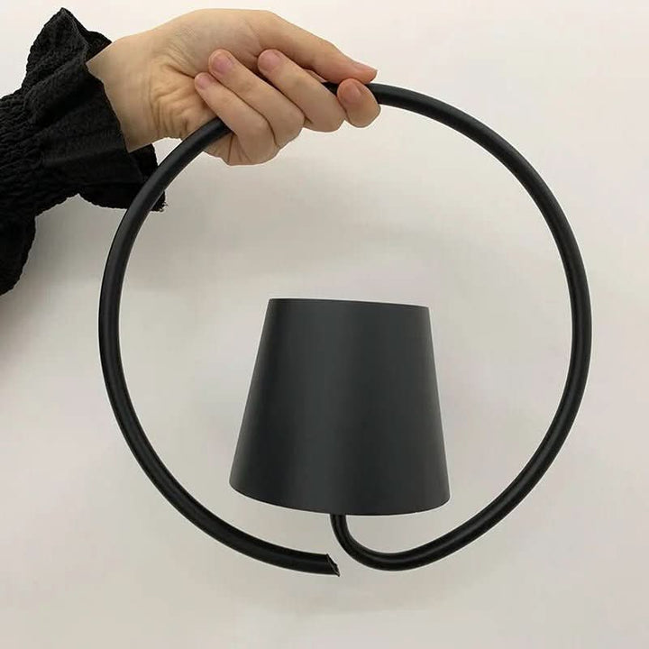 Stilvolle LED-Pendelleuchte, wiederaufladbar, mit Dimmfunktion und Touch-Steuerung für flexible Nutzung.