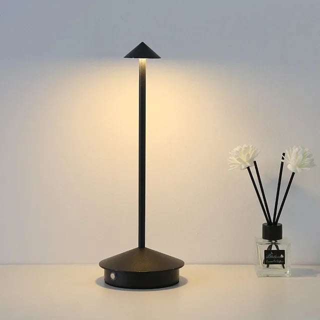 Wiederaufladbare LED Tischlampe, dimmbar, kabellos, modern, perfekt für Zuhause und Gastronomie.