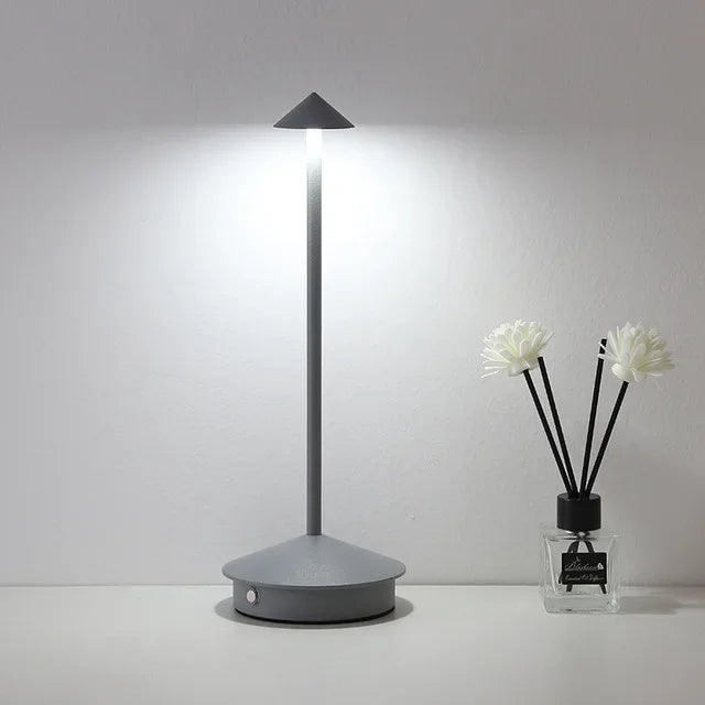 Moderne LED Tischlampe aus Aluminium, dimmbar per Touch, wiederaufladbar für Esszimmer & Hotelbeleuchtung.