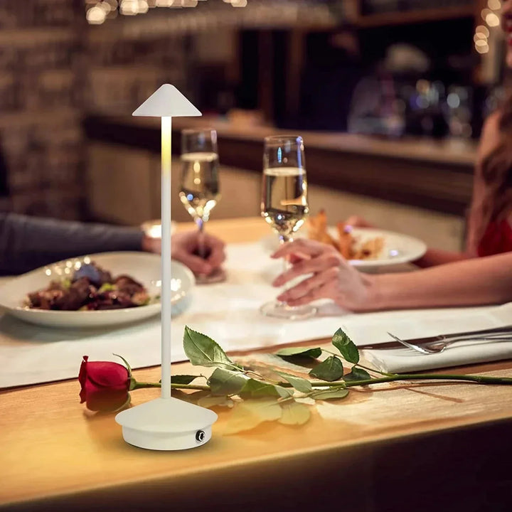 Elegante, dimmbare LED Tischlampe für stimmungsvolles Ambiente, moderne Aluminium-Optik, wiederaufladbar.