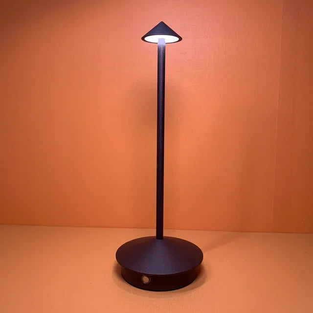 Kompakte, leistungsstarke LED Tischlampe, wiederaufladbar, dimmbar, kabellos, ideal für jedes Ambiente.