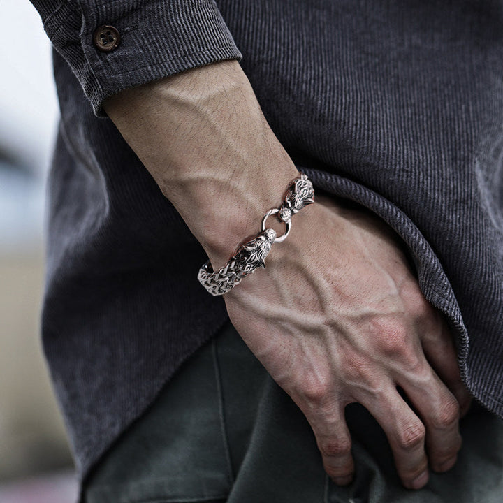 Wikinger Fenrir Armband für Herren aus robustem Edelstahl mit doppelten Wolfsköpfen, nordischer Schmuck.