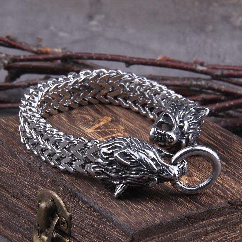 Herren Edelstahl Armband mit detailreichen doppelten Wikinger Wolfsköpfen, inspiriert von nordischer Mythologie.