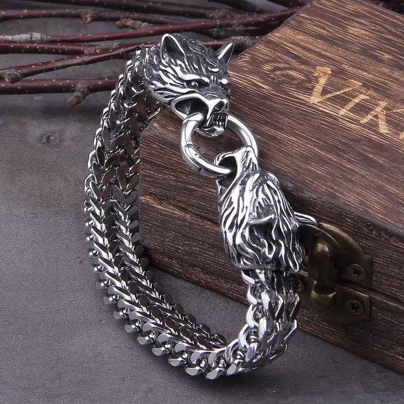 Massives Fenrir Wolf Armband aus poliertem Edelstahl für Herren, kraftvoller Wikinger Schmuck mit Mythologie-Bezug.