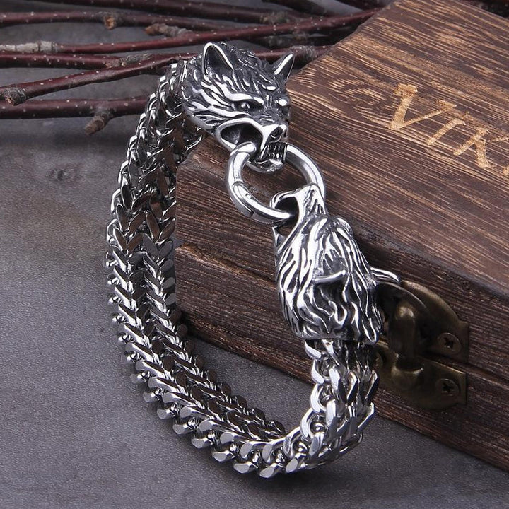 Massives Fenrir Wolf Armband aus poliertem Edelstahl für Herren, kraftvoller Wikinger Schmuck mit Mythologie-Bezug.