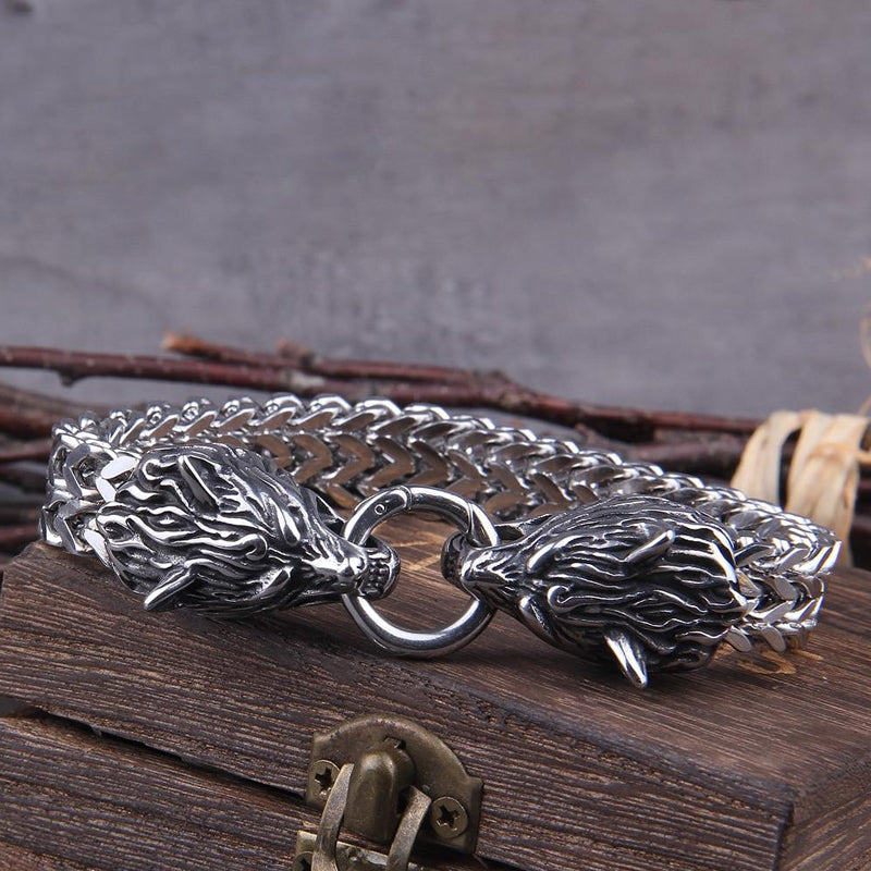 Glänzendes Wikinger Herrenarmband aus Edelstahl, Doppelwolfkopf Design, inspiriert von nordischer Mythologie.