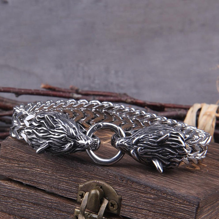 Glänzendes Wikinger Herrenarmband aus Edelstahl, Doppelwolfkopf Design, inspiriert von nordischer Mythologie.