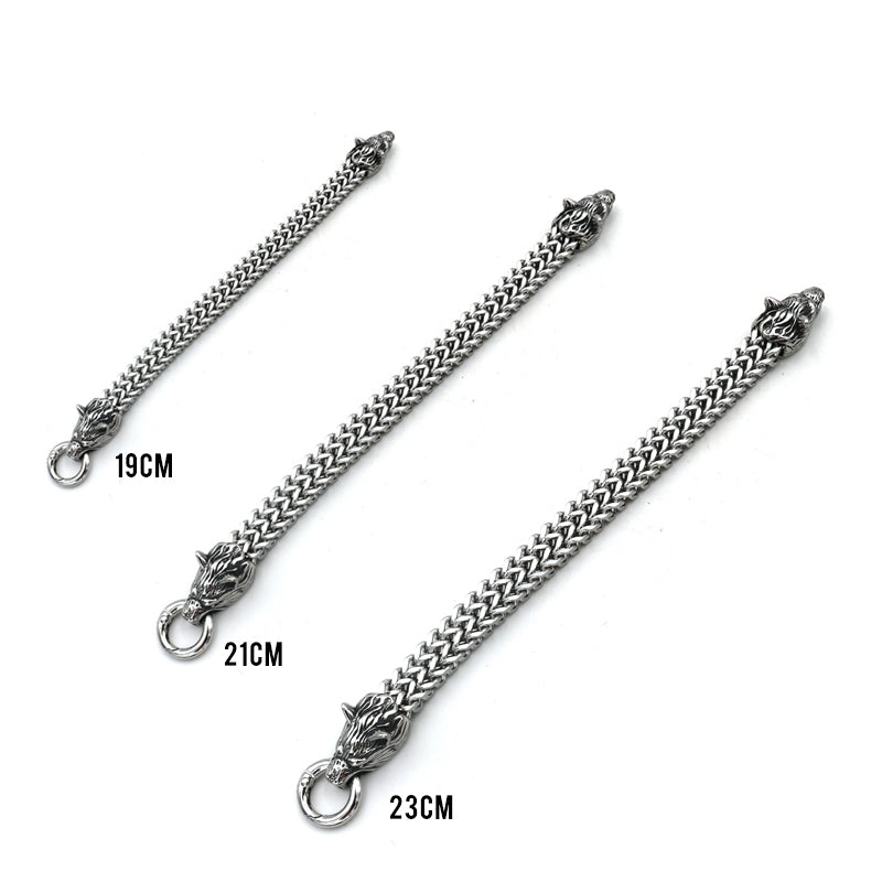 Silberfarbenes Wikinger Armband aus Edelstahl für Herren, mit imposanten doppelten Wolfsköpfen im Fenrir-Stil.