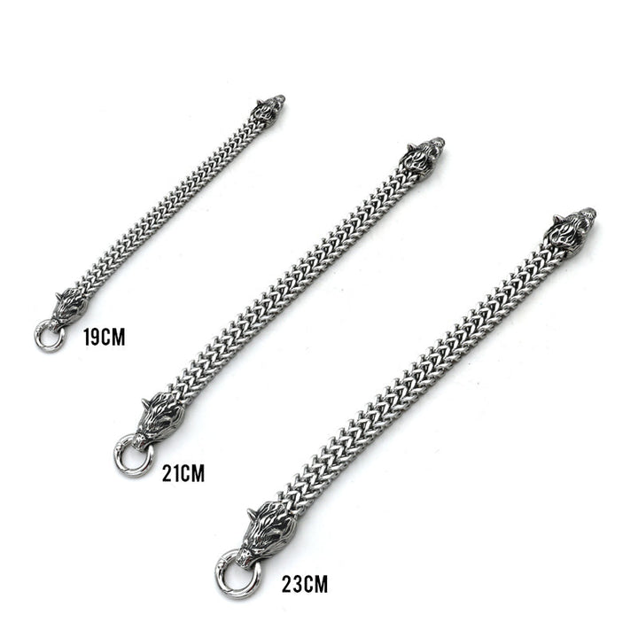Silberfarbenes Wikinger Armband aus Edelstahl für Herren, mit imposanten doppelten Wolfsköpfen im Fenrir-Stil.